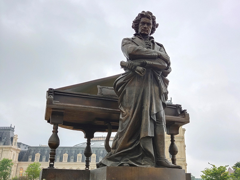 銅雕塑-人與鋼琴